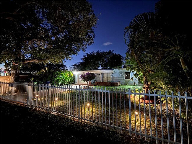 Foto del edificio - 151 NW 165th St