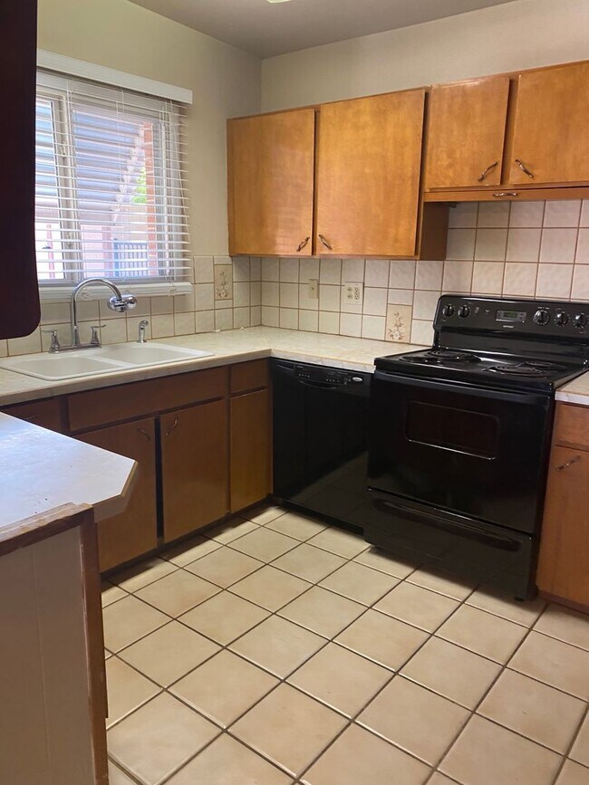 Building Photo - Eastside 3 bed 2 bath - Pool and Garage