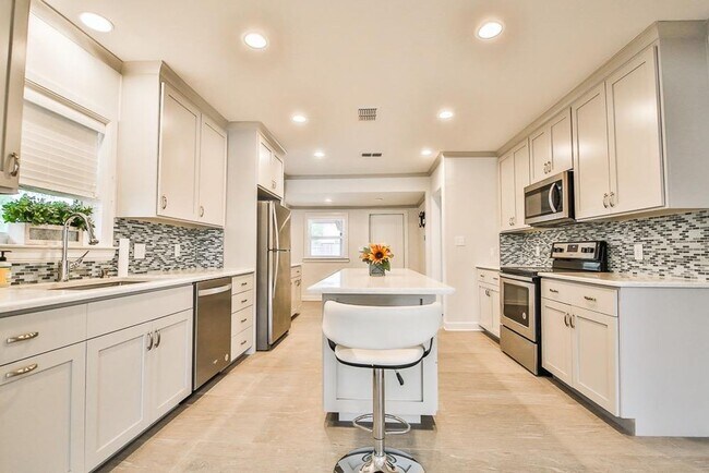 Building Photo - Exquisitely updated 3/2 blocks from Tech.