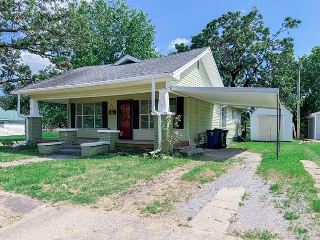 Building Photo - 308 W Seminole Ave