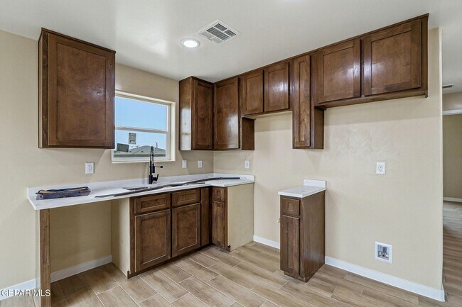 Foto del edificio - 6002 1/2 Pam McCall Drive Unit 4