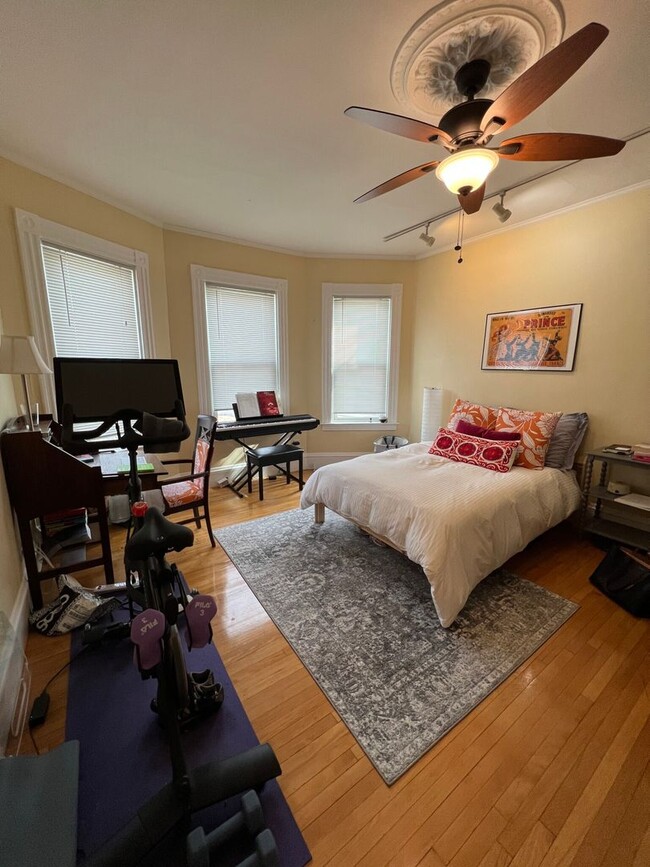 Building Photo - Amazing 4 bed 2.5 bath in Cambridge....