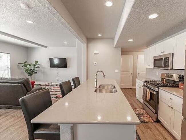Foto del edificio - $2600 - 3BR/2.5BA Charming fully furnished...