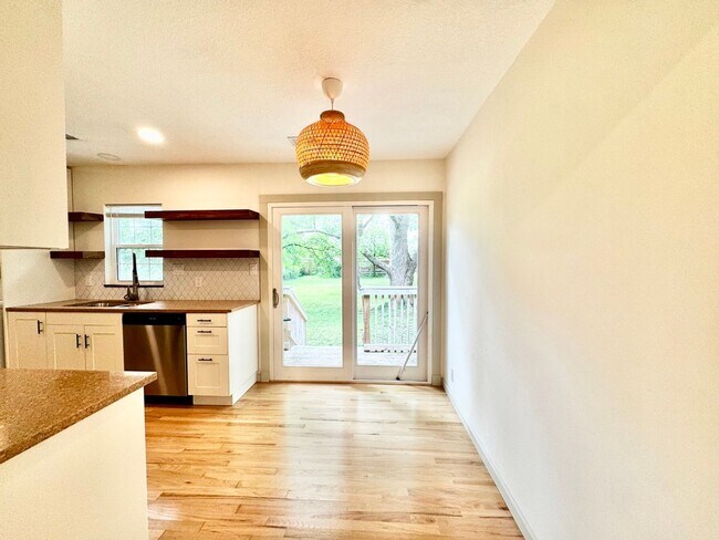 Foto del edificio - Charming Updated Home in Walkable Westwood
