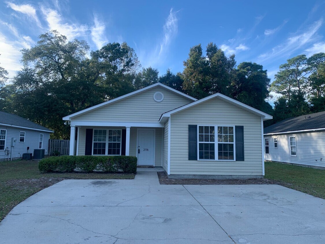 Foto principal - 3 Bedroom 2 Bath House on Victory Gardens ...