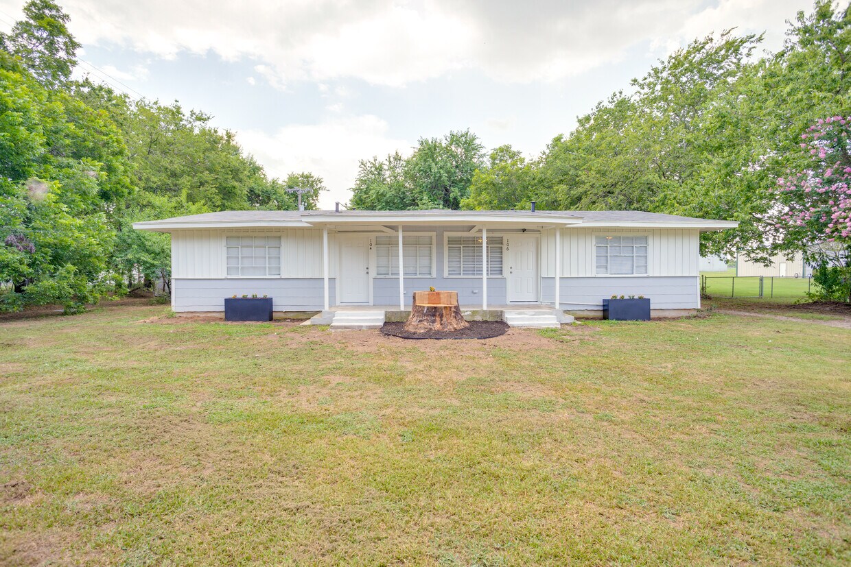 Primary Photo - 104 W Reno Rd