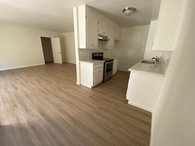 Building Photo - 4824 Satsuma Ave