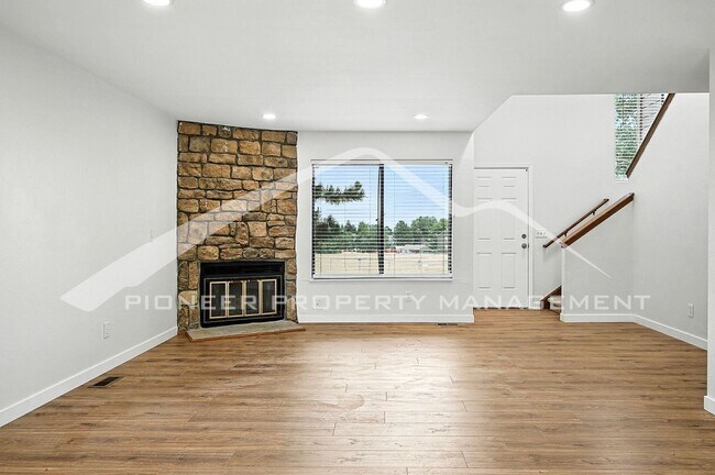 Building Photo - Stunning Townhouse with Central AC and Was...