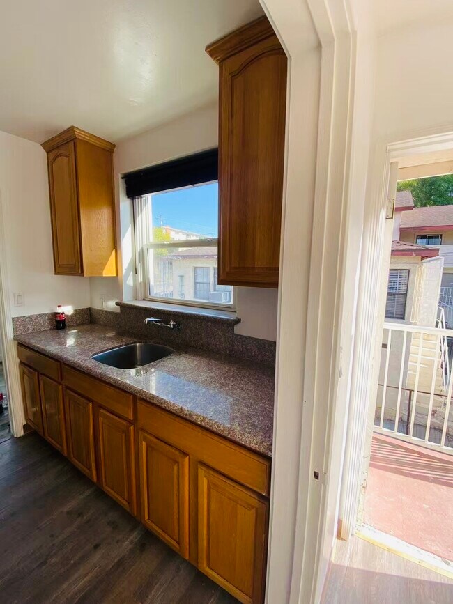 Foto del edificio - 1854 Garvey Ave