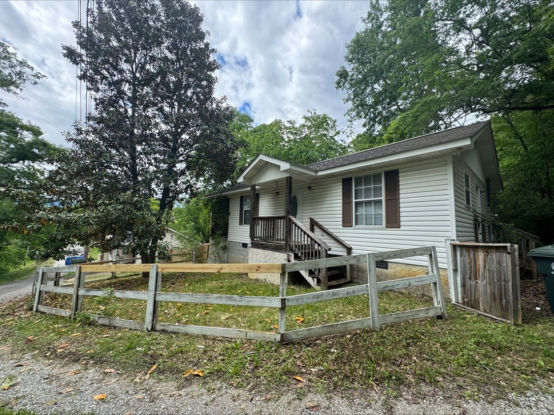 Primary Photo - Downtown Living! 1 Bedroom, 1 Bathroom Hom...