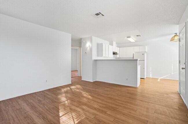 Foto del edificio - 2 Bedroom Unit - AVAILABLE NOW