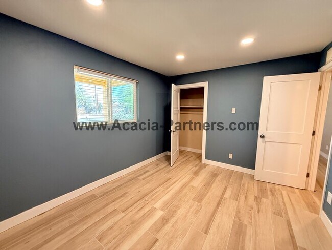 Foto del edificio - Centrally Located Three Bedroom