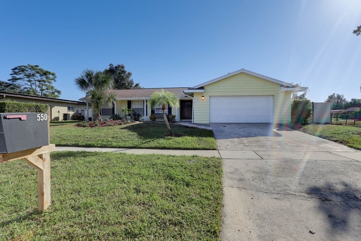 Primary Photo - 550 St Dunstan Way