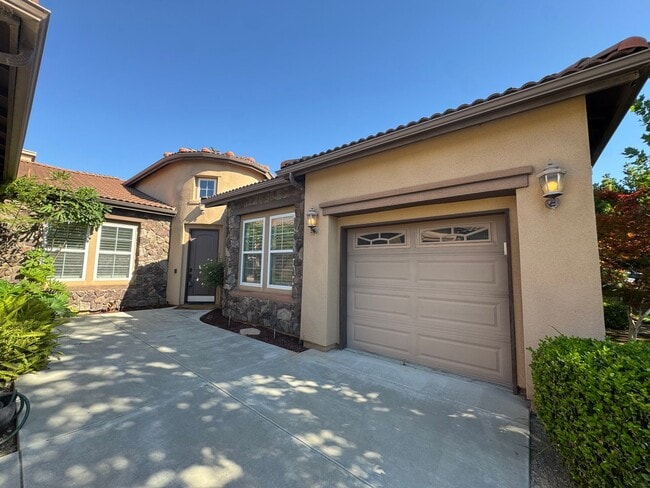 Building Photo - Welcome to the Quail Lake Gated Community!!!