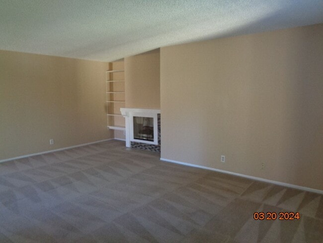 Building Photo - Cute & Clean Upper Level Park Somerset Condo