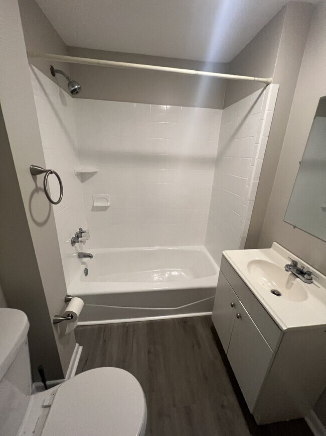Building Photo - AVAILABLE NOW! Newly Updated 3BR!