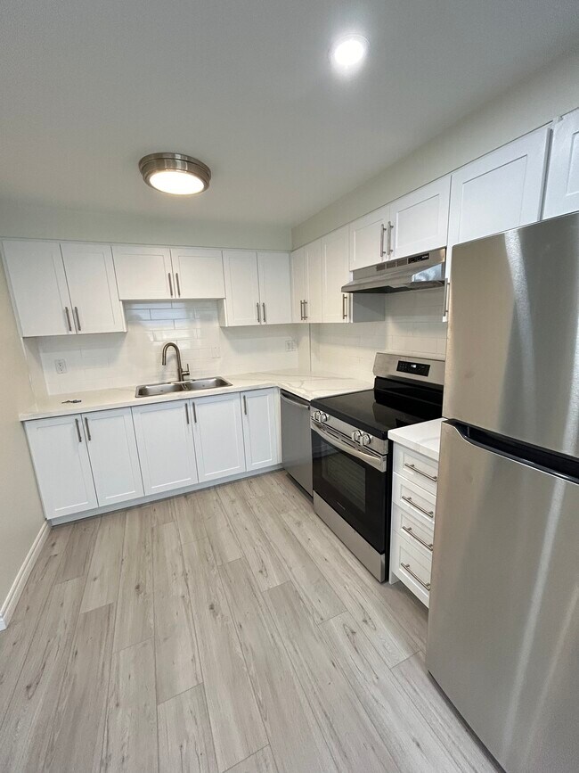 Photo du bâtiment - Beautiful 1 Bedroom Across From Gage Park on Main Floor