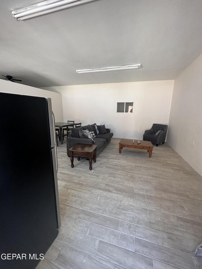 Foto del edificio - 4640 La Luz Ave
