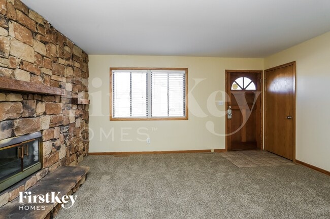 Foto del edificio - 915 Camelot Dr