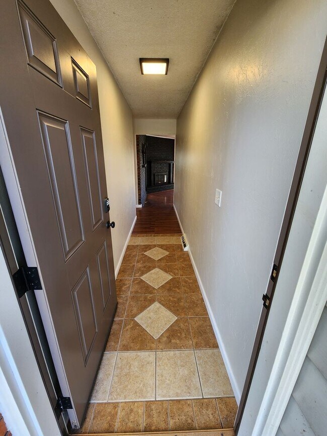 Foto del edificio - Spacious 3-Bedroom, 1.5-Bathroom Home AVAI...