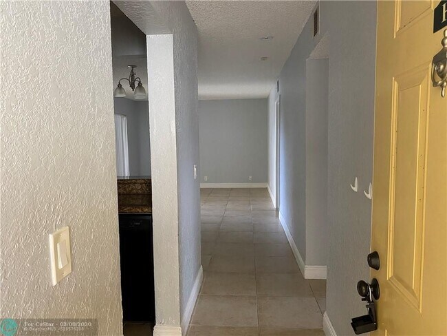 Foto del edificio - 1455 Lake Crystal Dr