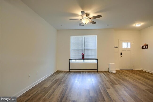 Building Photo - 30 Parkview Dr