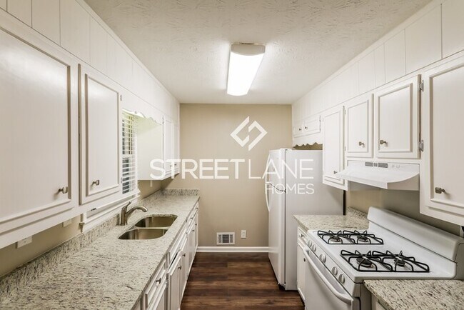 Building Photo - NOW OFFERING FIRST FULL MONTH FREE!