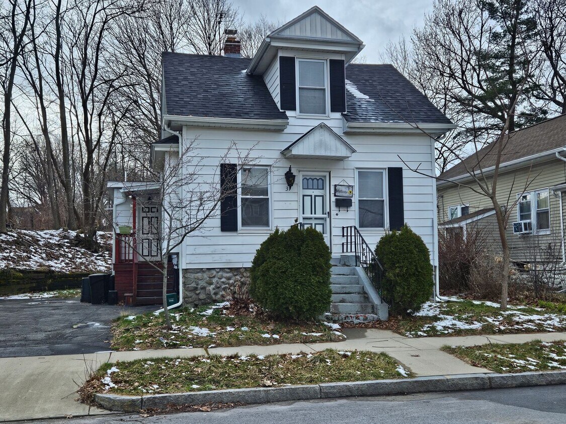 Primary Photo - Cozy Single Family across from UMASS