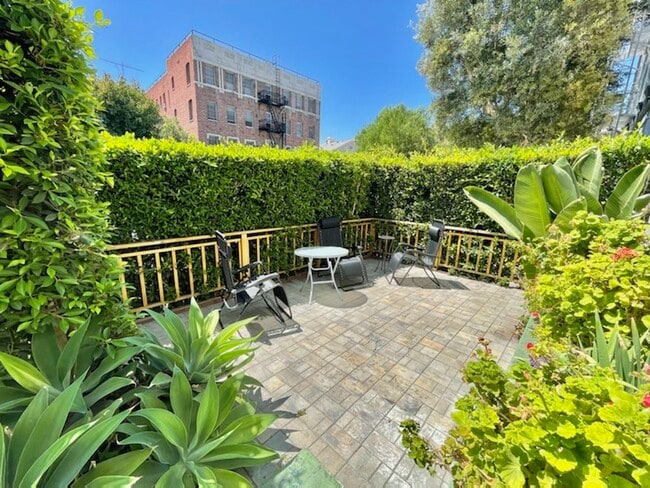 Building Photo - 612 S Dunsmuir Ave
