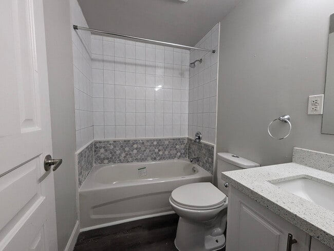 Building Photo - Charming One-Bedroom Close To Downtown