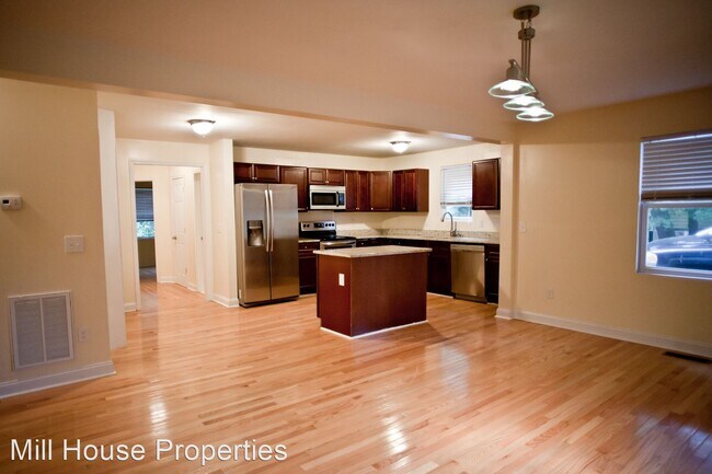 Foto del edificio - 4 br, 3 bath House - 404 Knolls St.