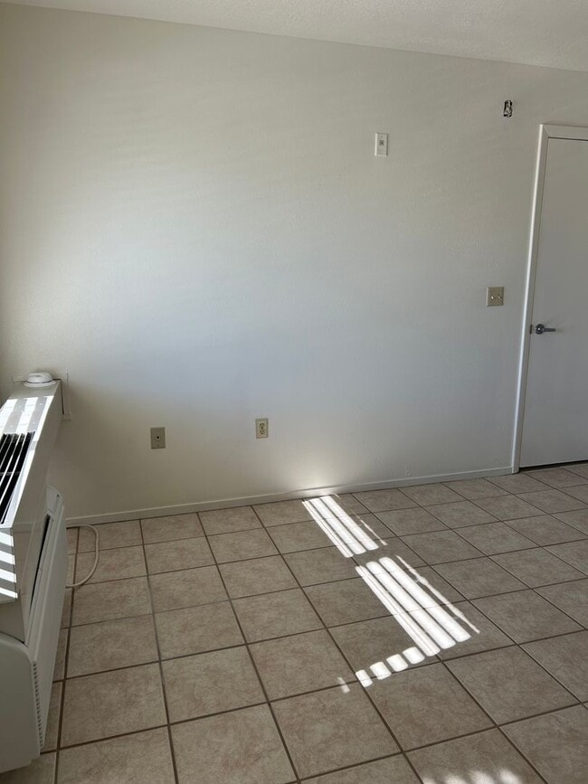 Building Photo - One Bedroom Smokey Lane Condo - Upper Unit