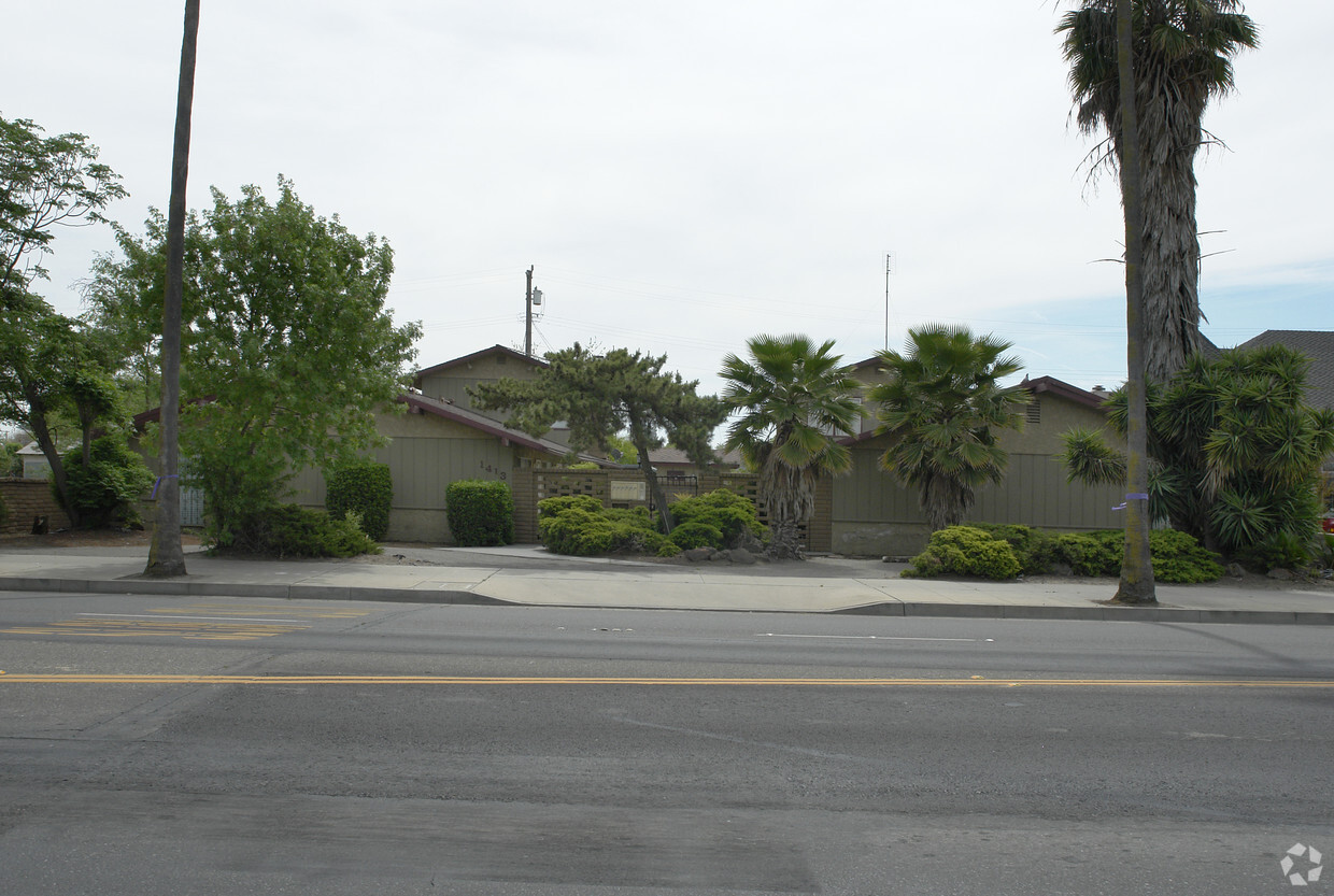 Foto del edificio - 1413 Robertson Blvd