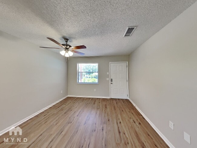 Building Photo - 132 E Poinsettia St
