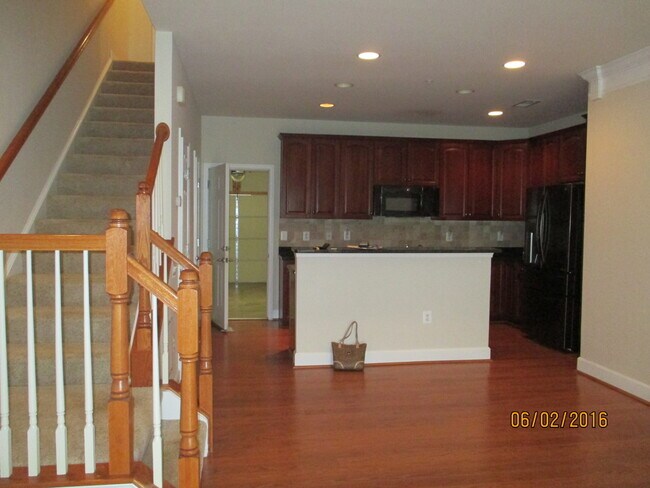 Building Photo - Potomac Club Condo