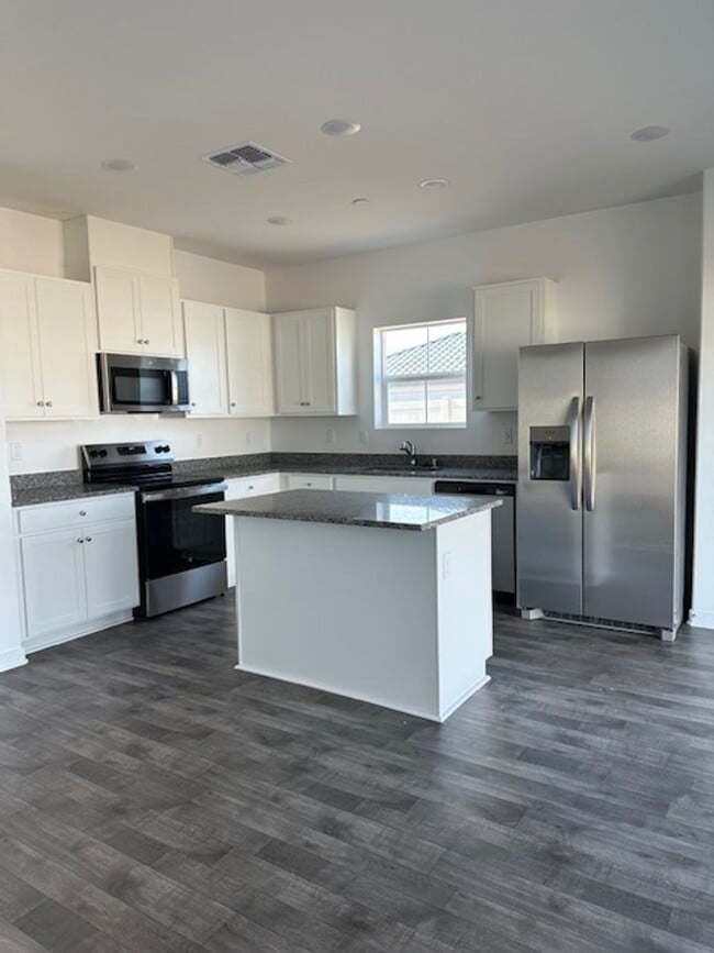 Foto del edificio - Move-In Ready Brand New 3 Bedroom Home with Paid Solar and 2-Car Garage