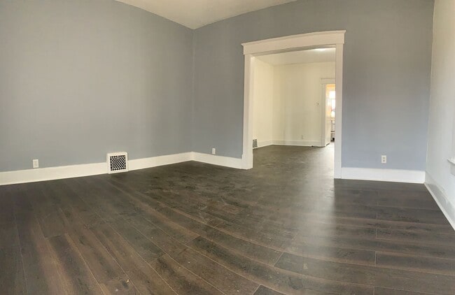 Building Photo - Recently Renovated 2 bed house!