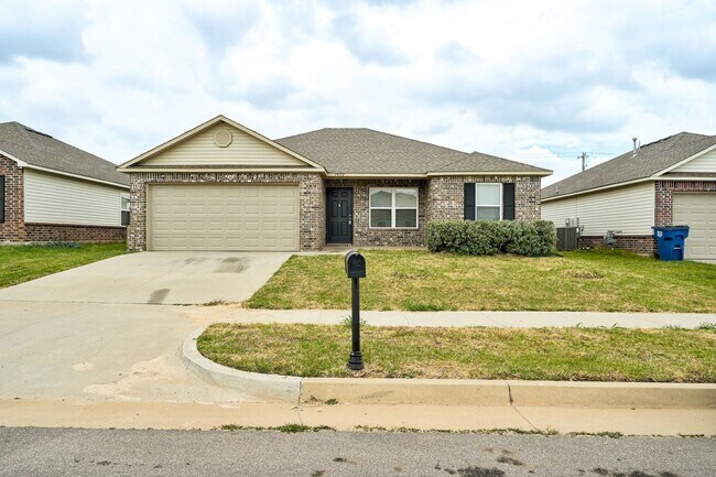 Building Photo - Conveniently located near HWY, shopping, d...