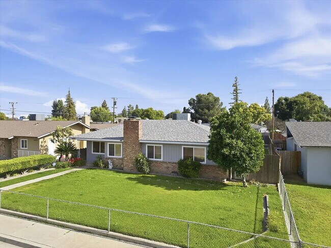 Foto del edificio - You will want to call this 3 bedroom 2 bathroom house "home sweet home".