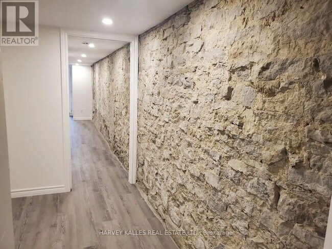 Photo du bâtiment - 1300 Lansdowne Ave