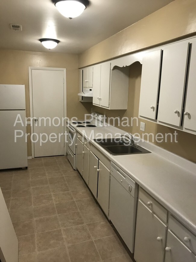 Building Photo - 1130 Schaub Dr