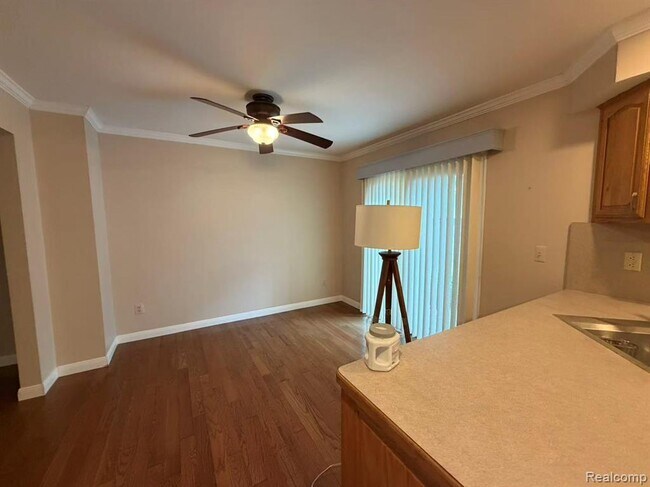 Building Photo - 3245 Parker Dr