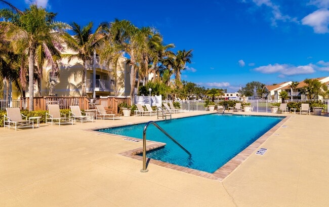 Building Photo - 650 Island Club Ct