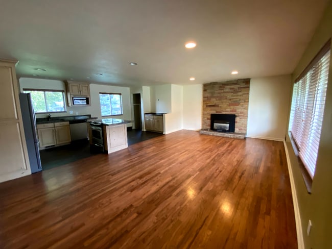 Building Photo - 1803 E Meadow Dr