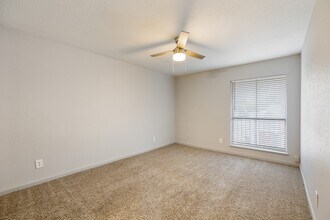 Building Photo - 8701 Town Park Dr