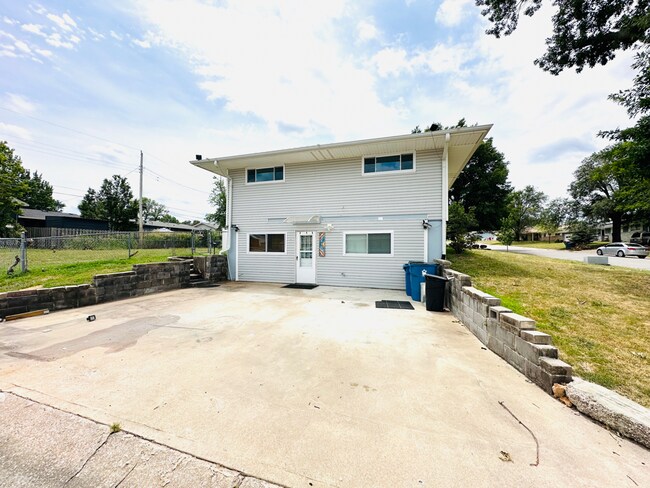 Foto del edificio - For Lease: Split-Level Ranch Home (4-Beds/2-Baths)