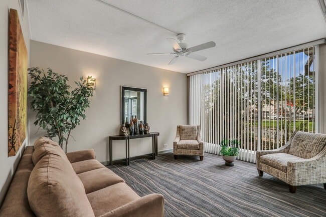 Foto del edificio - 8801 W Golf Rd