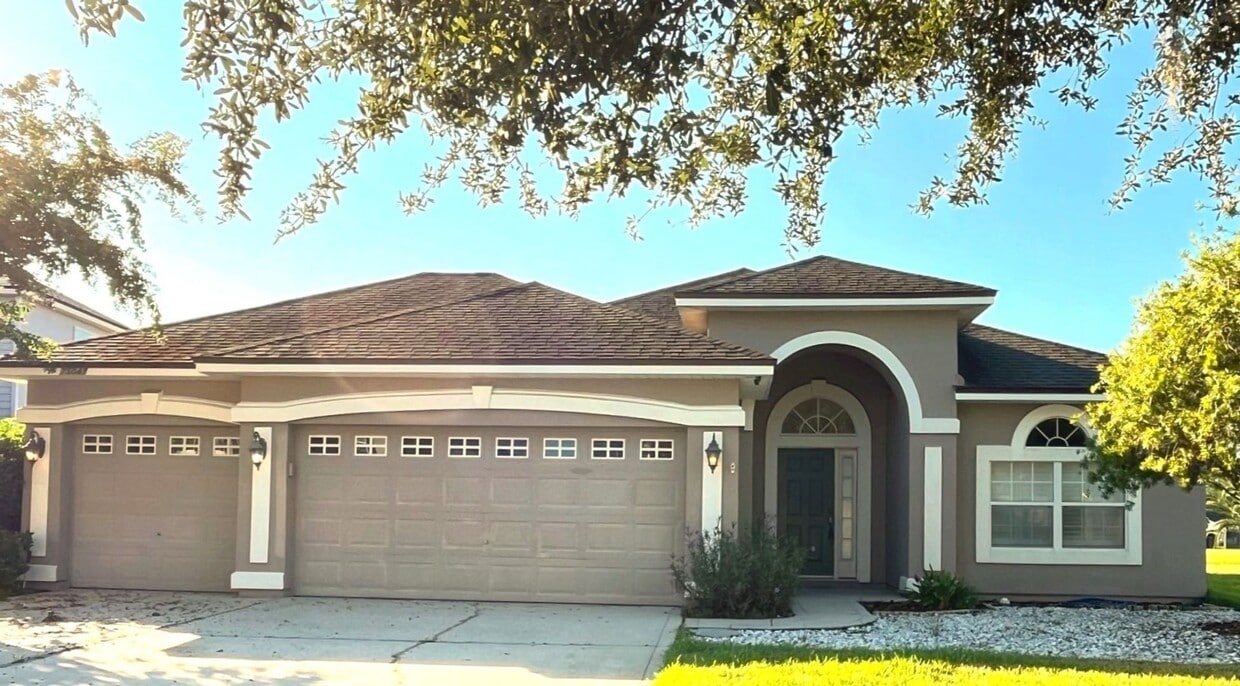 3 Car Garage! Great Amenities! Lake View!... - 3 Car Garage! Great Amenities!  Lake View!...