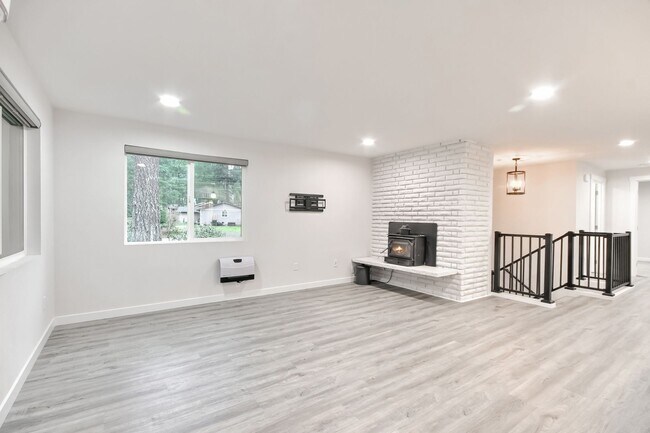 Building Photo - Beautifully renovated Home Briarwood!