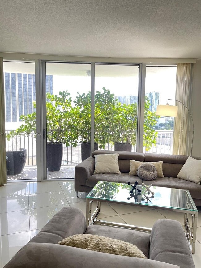 Building Photo - 1750 N Bayshore Dr